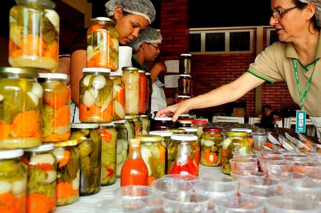 Alternativa para hortali&ccedil;as, produ&ccedil;&atilde;o de conserva vira tema de curso do Senar