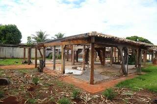 Mansão começou a ser demolida há um ano, mas obras foram suspensas e imóvel até já sofreu saques. (Foto:Fernando Antunes)
