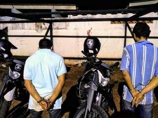 Dupla presa ao lado de motocicletas usadas por equipe policial (Foto: Divulgação/Batalhão de Choque)