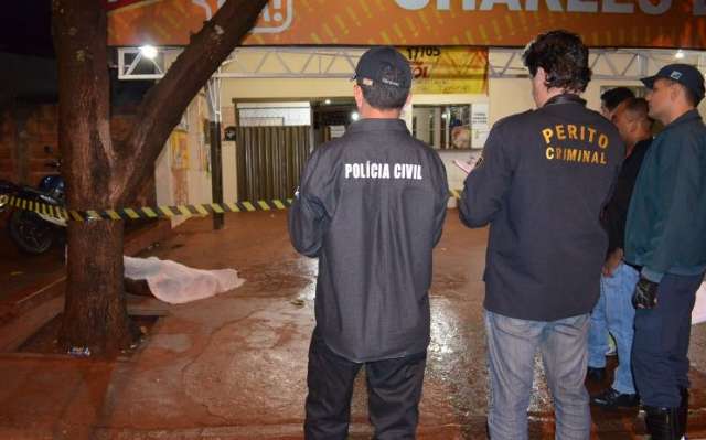 Mec&acirc;nico de 35 anos vai comprar cerveja e &eacute; morto a tiros em bar 