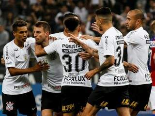 Henrique comemorando o gol entre os companheiros de time. (Foto: CorinthiansFC) 