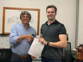 Prefeito Antônio Thiago e o promotor Henrique Freitas, após assinatura de TAC prevendo investimentos em Brasilândia. (Foto: MPMS/Divulgação)