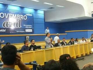 Marquinhos discursando na Câmara Municipal durante audiência (Foto: Liniker Ribeiro)