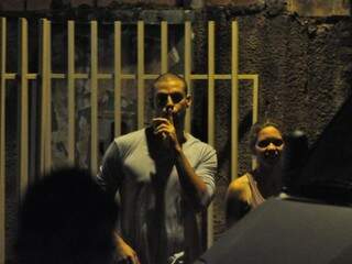 Cauã Reymond pede silêncio ao sair de set de filmagem em Bela Vista (Foto: Marcelo Calazans)