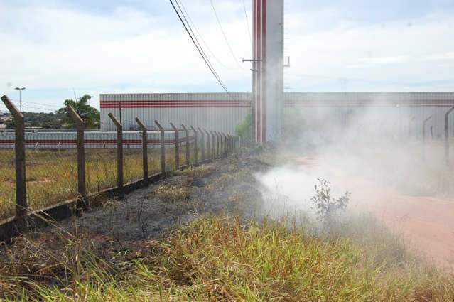 Queimada consome 400 metros quadrados de &aacute;rea na sa&iacute;da para Cuiab&aacute;