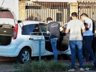 Corpo foi encontrado dentro de veículo na Rua Clineu da Costa Moraes, no Jardim Leblon. (Foto: Henrique Kawaminami)