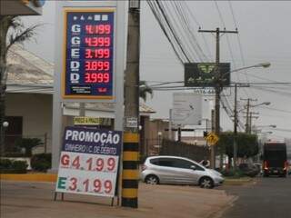 Tabela de preços dos combustíveis em posto da Avenida Bandeirantes (Foto: Saul Schramm)