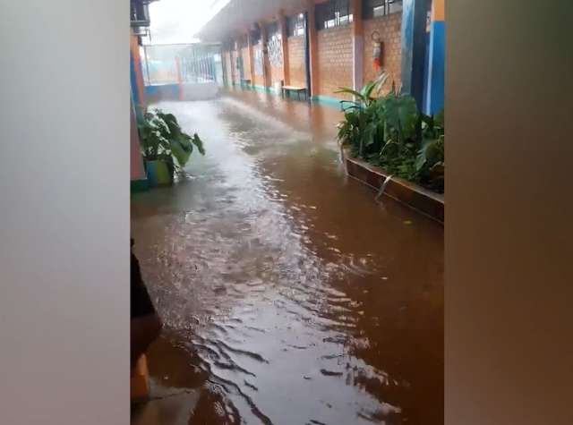 Em poucos minutos, chuva deixa p&aacute;tio de escola municipal alagado  