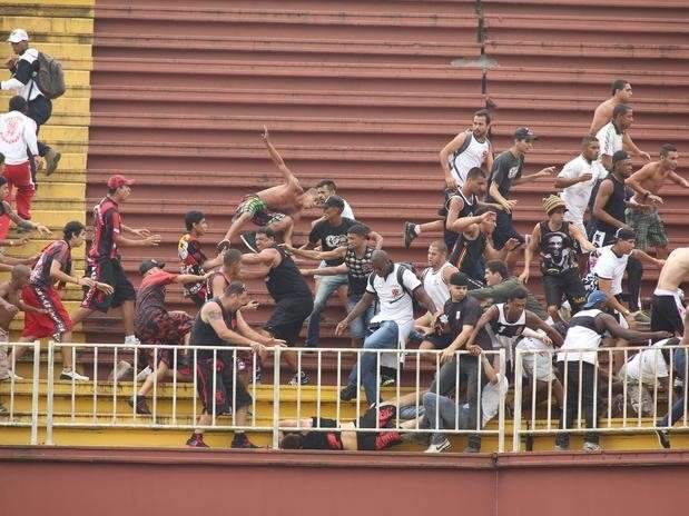 Briga deixa 3 torcedores gravemente feridos e interrompe Atl&eacute;tico-PR e Vasco