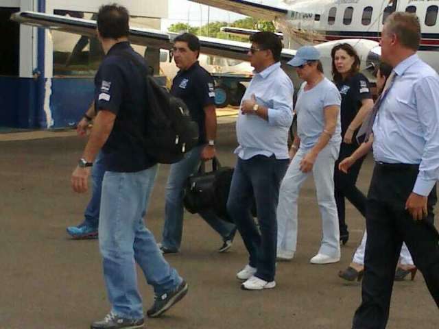 F&atilde; flagra desembarque de Roberto Carlos de jatinho em aeroporto da Capital