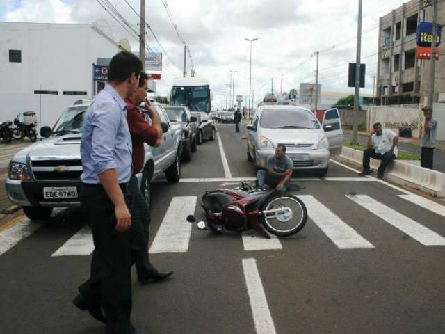  Motoqueiro d&aacute; prefer&ecirc;ncia ao pedestre em faixa na Zahran e &eacute; atingido por carro