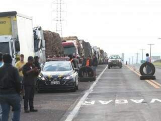 Caminhoneiros estão nas rodovias federais pelo quarto dia consecutivo (Foto: Saul Schramm)