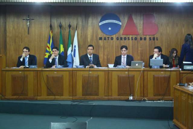 Pressionado, J&uacute;lio Cesar recua e abrir&aacute; documentos ao Conselho da OAB 