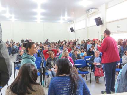 Sem reajuste, professores confirmam greve e protestam na prefeitura