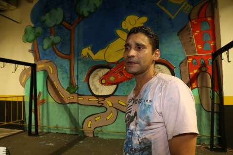 Guto Naveira cria arte em bicicletário para lembrar Dia Mundial sem Carro