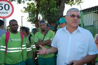 Segundo sindicalista, funcionários batem o ponto e são dispensados. (Foto: Simão Nogueira)