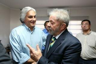 Lula conversando com Delcídio antes de embarcar para a Bolívia nesta tarde (Foto: Marcelo Victor)
