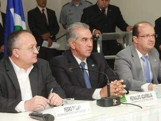 O governador de MT, Pedro Taques, Azambuja e o secretário Barbosa (Foto: Marcos Ermínio)