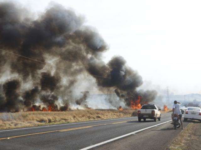 Inc&ecirc;ndio em lavouras de cana amea&ccedil;a acampamento sem-terra e motoristas