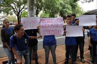 Concentração dos estudantes aconteceu na praça do Rádio Clube, e amanhã protesto acontece de novo (Foto: Marcos Ermínio)