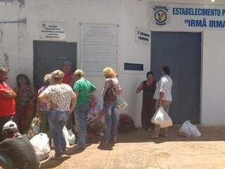 Familiares aguardavam para entregar alimentos a detentas (Foto: Amanda Bogo)