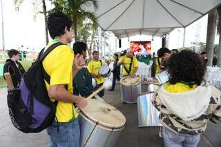Bateria de Escola de Samba anima os torcedores (Foto: Marcelo Victor)
