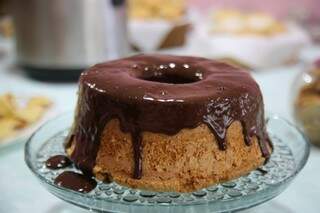 Bolo de laranja com calda de chocolate também é feito por Sabrina.