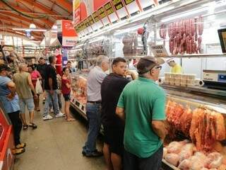 Com porco e peixe, campo-grandense &quot;adianta&quot; ceia para o Ano Novo