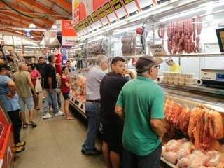 Fila no açougue do Mercadão na manhã deste sábado (28) (Foto: Kisie Ainoã)