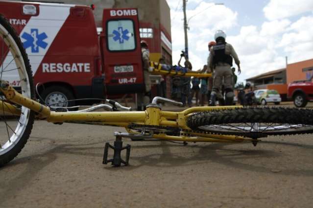 Crian&ccedil;a de 8 anos &eacute; atropelada por ve&iacute;culo enquanto andava de bicicleta