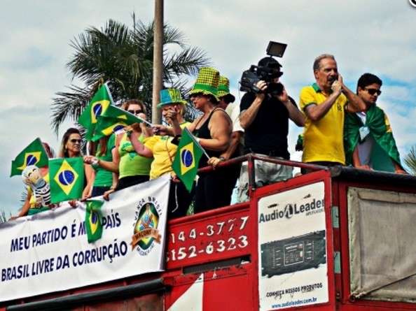 Manifesta&ccedil;&atilde;o por impeachment tem passeata e trio el&eacute;trico no interior 