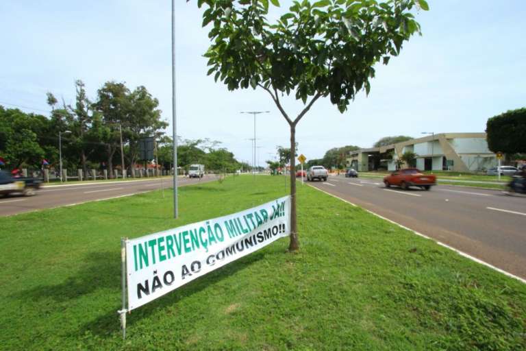 Faixa colocada no canteiro central da Avenida Duque de Caxias durante a manhã. (Foto: Andre Bittar)