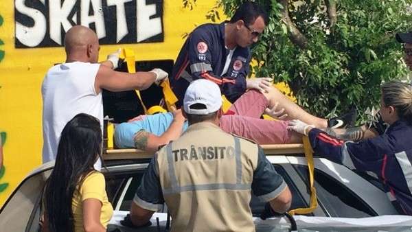 Motociclista &eacute; arremessado contra teto de ve&iacute;culo &eacute; fica em estado grave