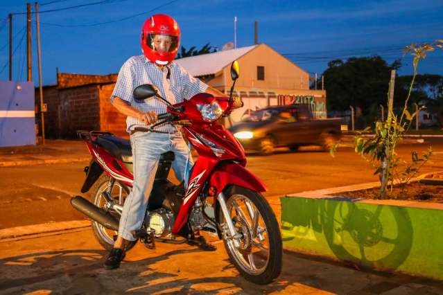 Contra vontade de 11 filhos, seu Manoel comprou a primeira moto aos 81 anos