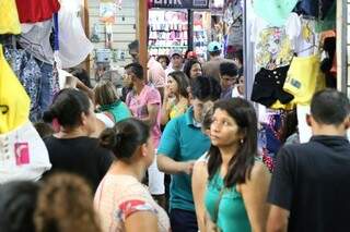 Em busca de preços baixos, consumidores acordaram cedo para irem às compras. (Foto: Marcos Ermínio)