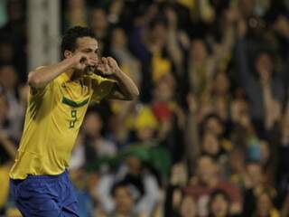 Atacante Leandro Damião comemora único gol do jogo. (Foto: Mowa Press)