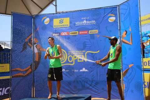 Em disputa acirrada, André e Evandro conquistam ouro no vôlei de praia 