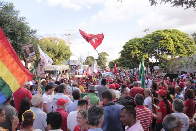 Protesto contra impeachment re&uacute;ne professores, estudantes e ind&iacute;genas