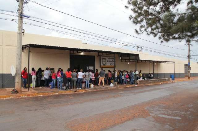 Na porta de pres&iacute;dio, fam&iacute;lias se re&uacute;nem para levar alegria aos pais