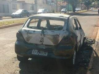 Carro ficou destruído pelo fogo. (Foto: Yarima Mecchi)