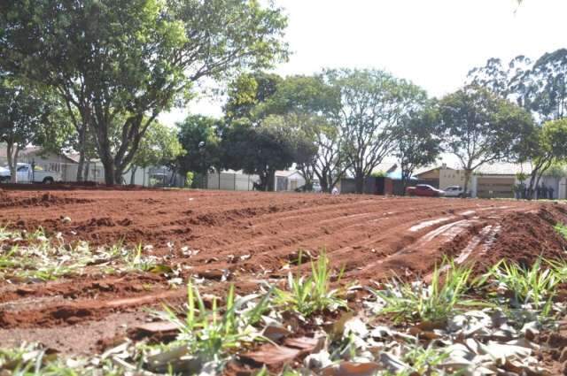 Sob protesto de moradores, guardas garantem obra de posto em pra&ccedil;a
