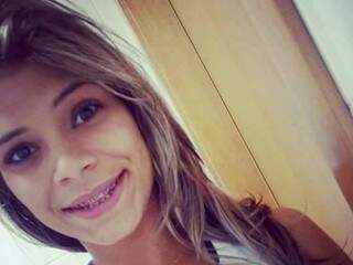 Mayara Fontoura posa para selfie (Foto: Facebook/Reprodução)