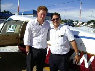 O piloto José Rolim e o príncipe Harry. (Foto: Arquivo Pessoal)