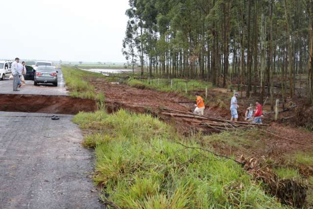 Com buraco na estrada, moradores fazem &ldquo;baldea&ccedil;&atilde;o&rdquo; entre duas cidades