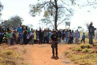 Índios na entrada da fazenda Yvu, região de conflito ocorrido ontem. (Foto: Hélio de Freitas)