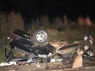 Com o impacto da batida, veículo ficou completamente destruído (Foto: Da Hora Bataguassu)