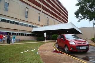 Sangue na porta do hospital; enfermeira foi morta pelo ex-marido na frente do Hospital Regional, em janeiro (Foto: Arquivo/Fernando Antunes)
