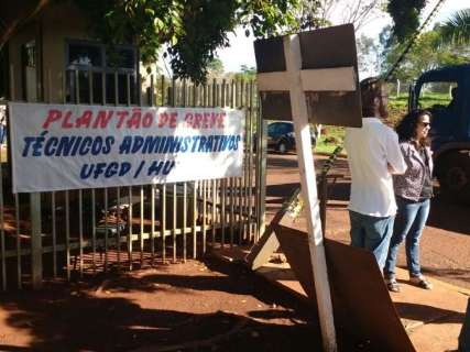 Em greve há quatro dias, servidores da UFGD fazem piquenique em praça hoje