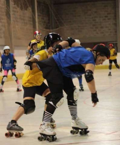 Para atrair atletas e divulgar esporte, time realiza jogo aberto de Roller Derby