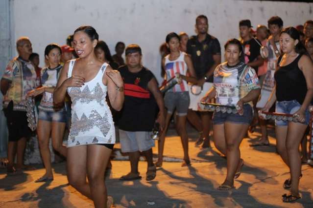 &Agrave;s v&eacute;speras do desfile, escolas mostram a exuber&acirc;ncia do Carnaval corumbaense